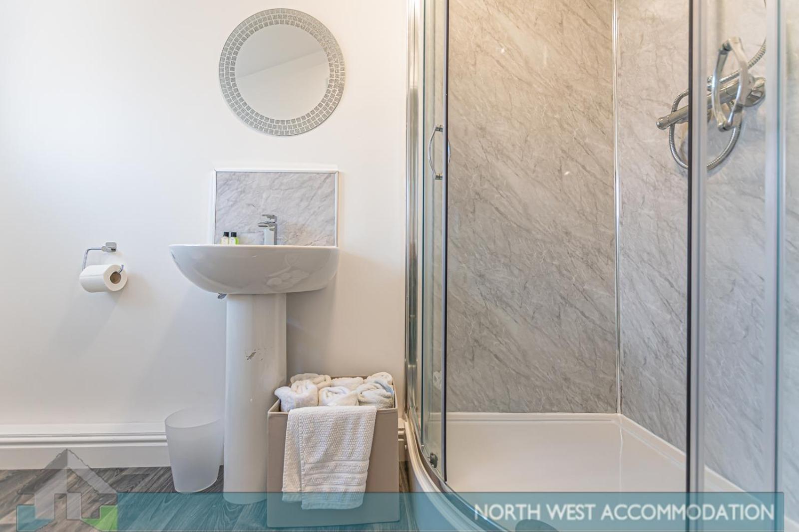 Wellfield Serviced Accommodation Warrington Bagian luar foto