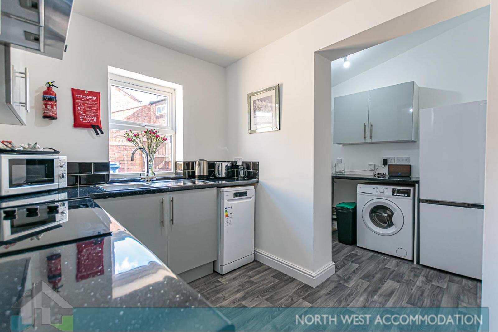 Wellfield Serviced Accommodation Warrington Bagian luar foto