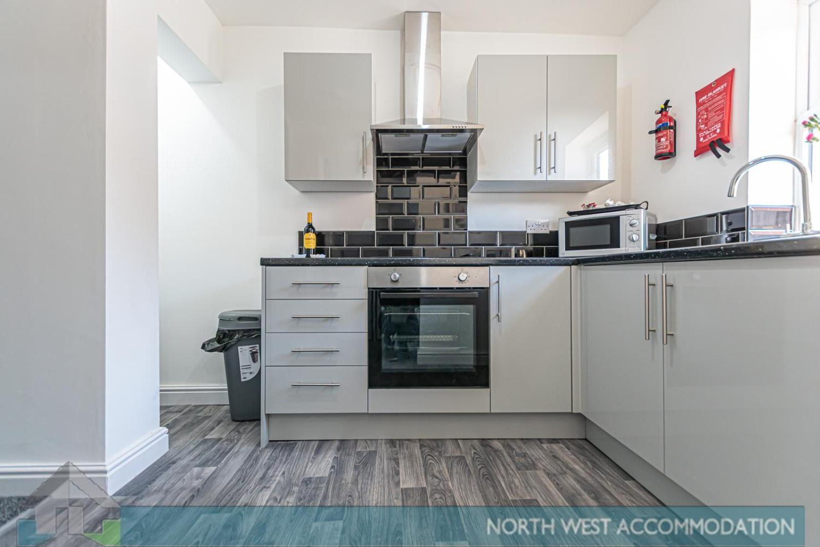 Wellfield Serviced Accommodation Warrington Bagian luar foto